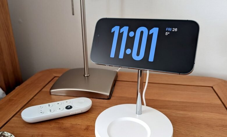 How to Use Your Phone as a Bedside Alarm Clock With StandBy and Bedtime Modes