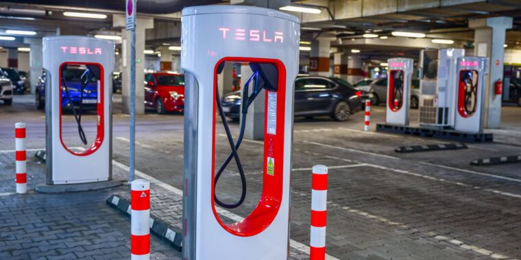 Tesla drivers who sued over exaggerated EV range are forced into arbitration