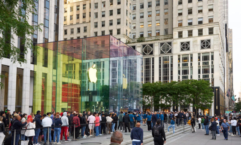 Apple cuts over 700 jobs following its car and display project closures