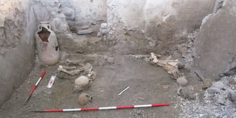 One more way to die: Tremors when Vesuvius erupted collapsed shelter walls