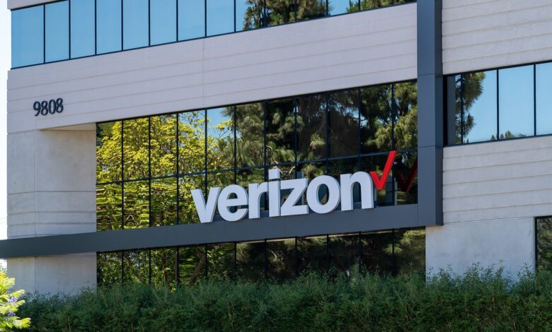 Verizon Satellite Messaging, a Retro Console, and Velotric’s Ebike—Here’s Your Gear News of the Week Verizon Satellite Messaging, a Retro Console, and Velotric’s Ebike—Here’s Your Gear News of the Week