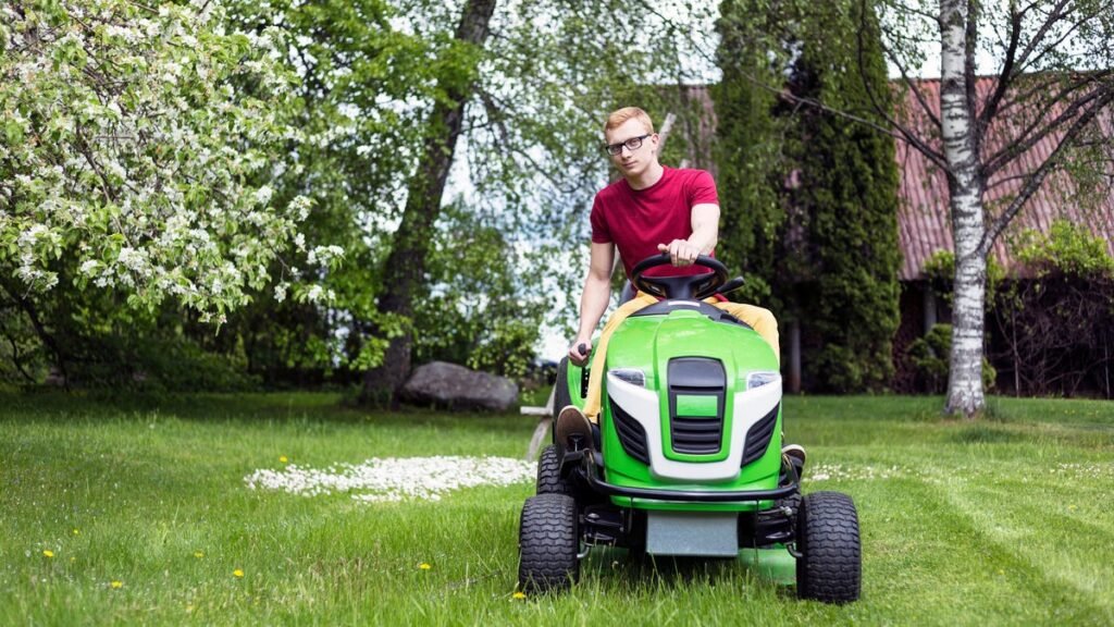 Best Riding Mowers for Cutting Grass in 2025