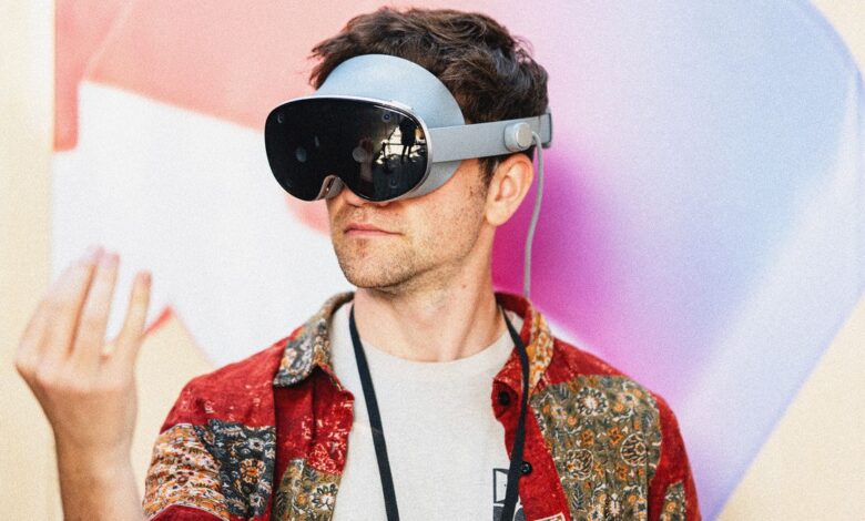 Google’s Android Chief Hopes Its ‘New Era’ Will Get People to Ditch Their iPhones Google’s Android Chief Hopes Its ‘New Era’ Will Get People to Ditch Their iPhones